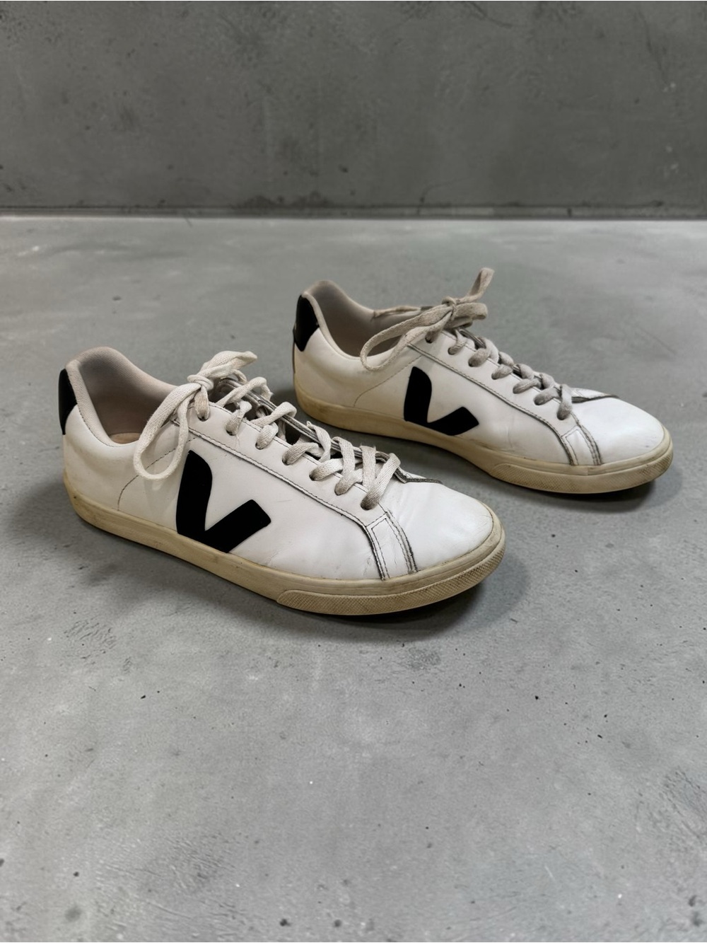 VEJA  White/Black Low Top Lace-Up Sneakers Logo Athletic Casual size 9